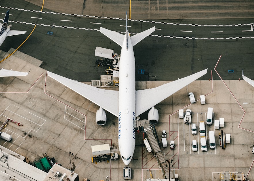 AirHelp أم المطالبة بنفسك؟ دليل تعويض الطيران 2026 بدون أخطاء
