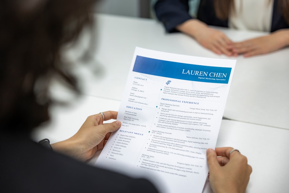 فحص CV ATS لوظائف الخليج 2026: كيف تجعل سيرتك تمر من الأنظمة قبل مسؤول التوظيف؟