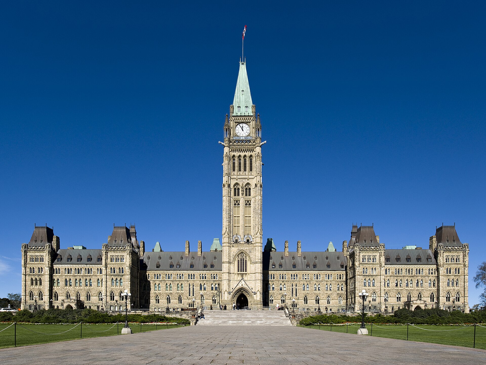 Canada Now Lets Work Permit Holders Study Up to 6 Months Without a Study Permit (Until End of 2027)