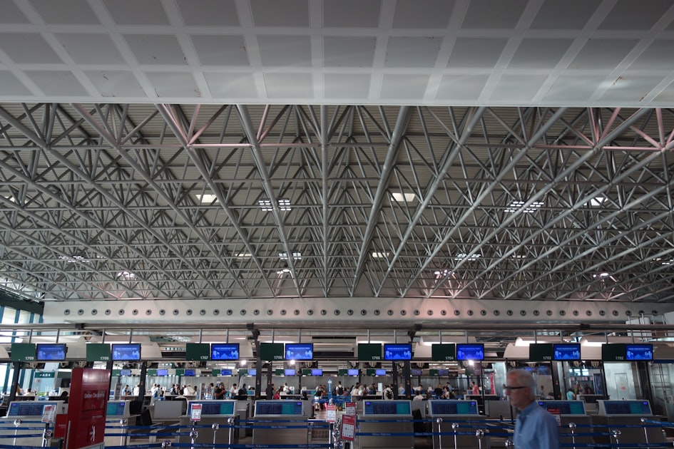 دليل نقاط الميل 2026: Qatar Avios vs Etihad Guest — كيف تطير مجاناً من الخليج
