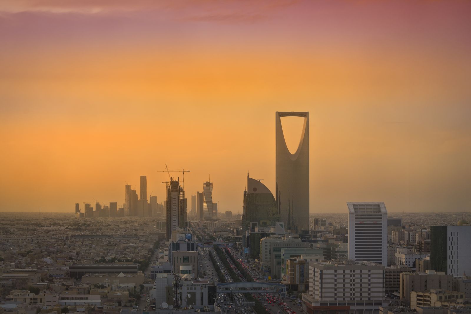 أبراج حي الملك عبدالله المالي في الرياض حيث يستمر التوظيف