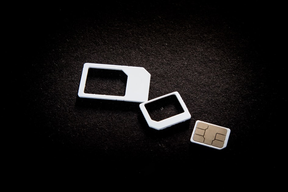 الفرق بين eSIM وشريحة SIM العادية: مقارنة شاملة 2026