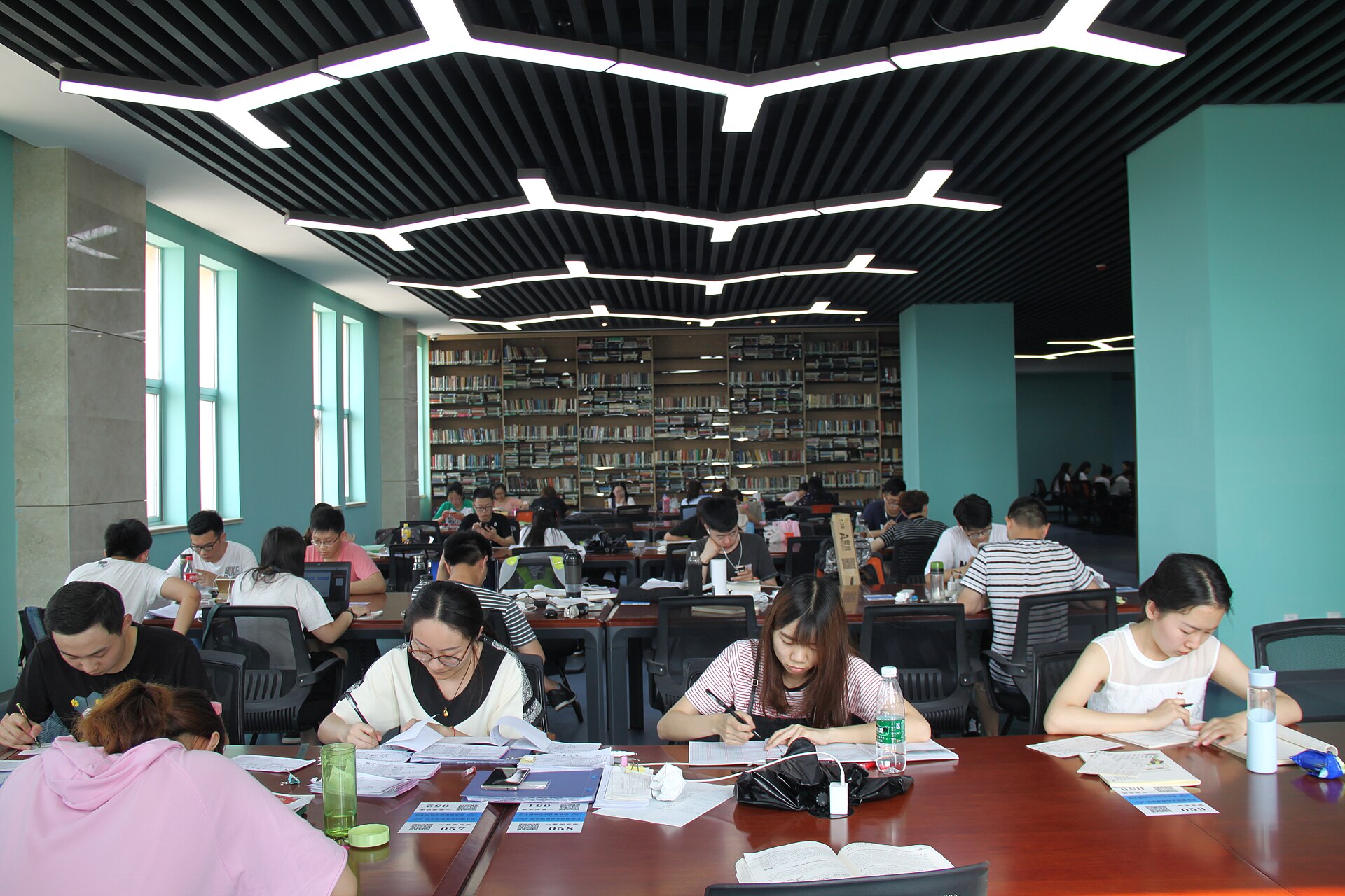 المذاكرة الفعالة أدوات مجانية وتركيز محمي طلاب يذاكرون في مكتبة جامعية حديثة
