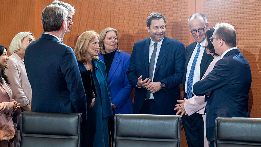 Lars Klingbeil raising his hand during his swearing-in before the Bundestag