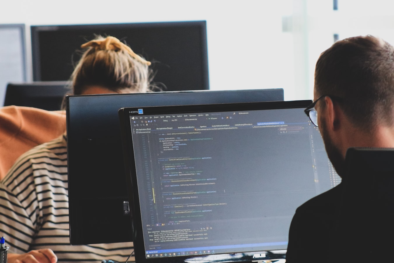 The IT sector recruits talent with no degree requirement A software development team in a modern tech workplace