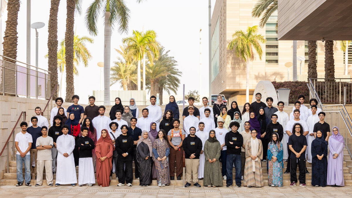 دفعة طلاب في حرم كاوست صورة جماعية لدفعة كبيرة من طلاب كاوست الجدد على مدرجات الحرم الجامعي بين أشجار النخيل