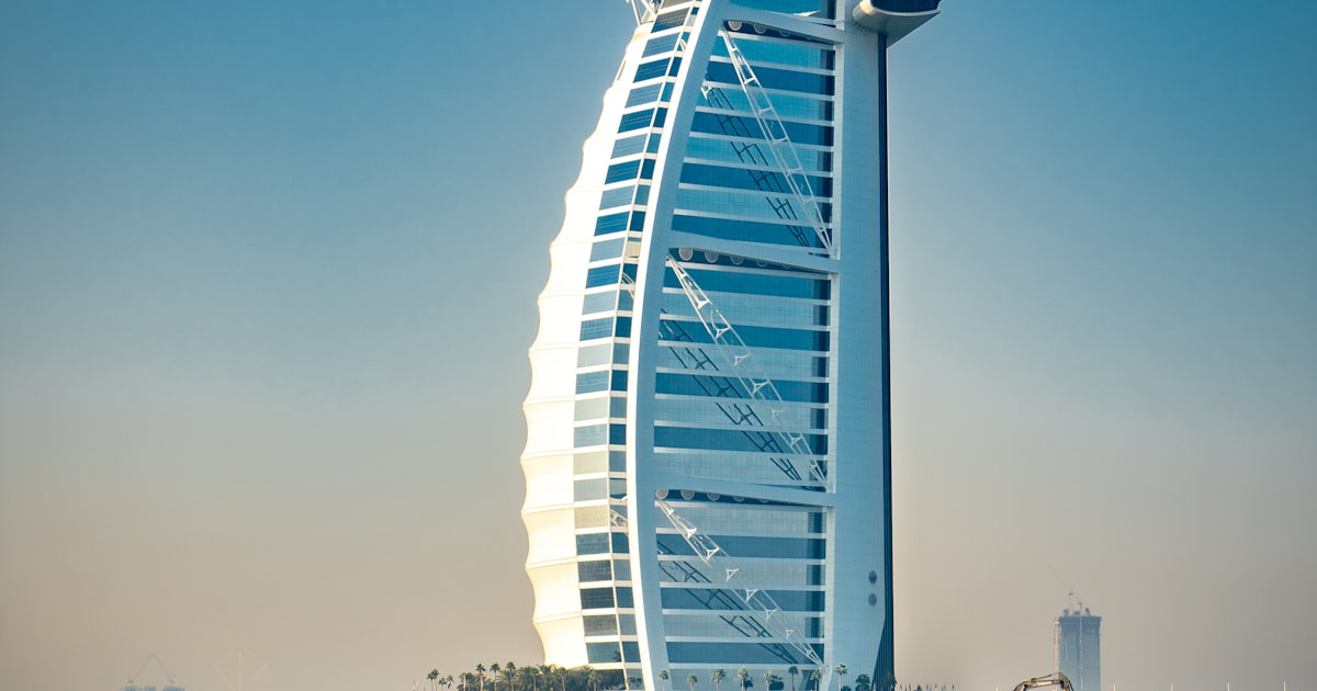 أفضل فرص التدريب والعمل في دول الخليج للطلاب العرب 2026 — دليل شامل