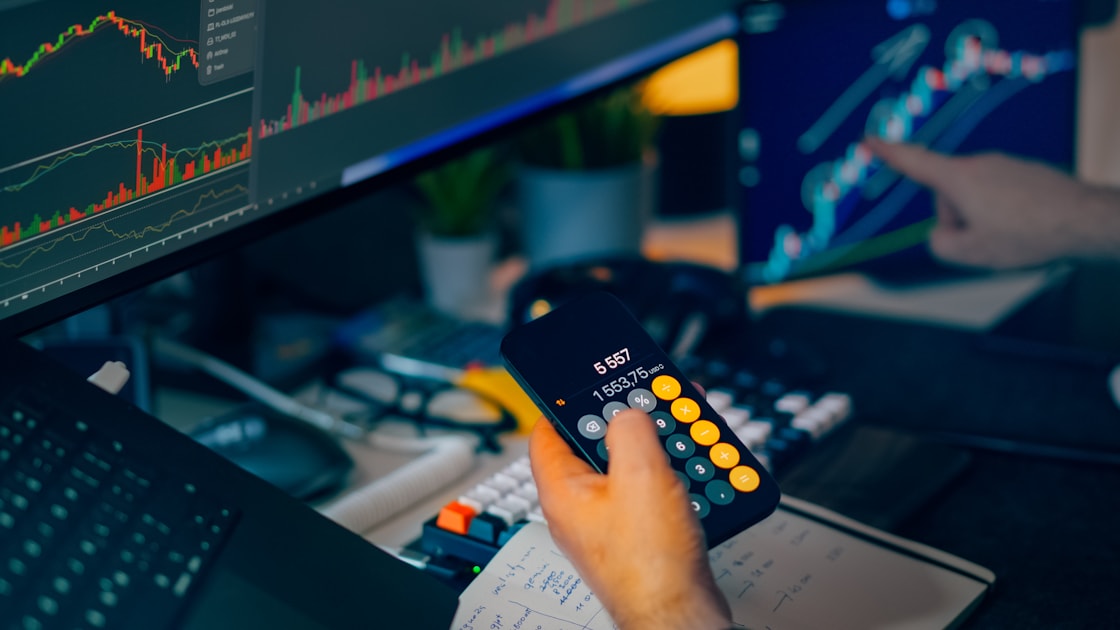 حاسبة الراتب الحقيقي في الخليج 2026: الدخل الصافي، الادخار، والمصاريف الخفية