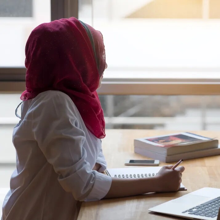طالبة تراجع خطتها الدراسية عن بعد طالبة تراجع خطتها الدراسية عن بعد