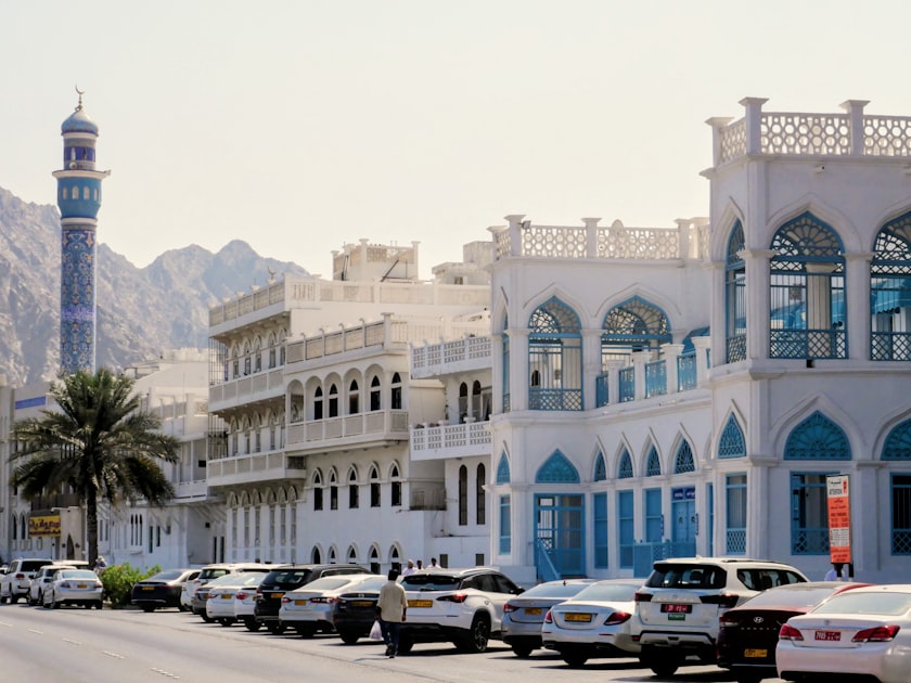 الإقامة الذهبية في عُمان 2026: العتبات الرسمية، التكاليف الخفية، ومسار المتقاعدين