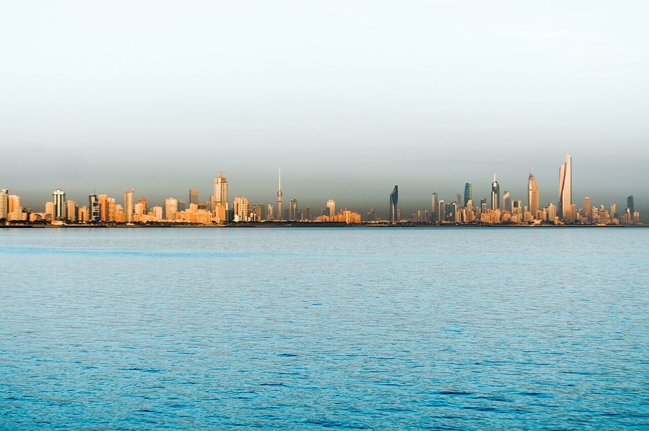أفق مدينة الكويت حيث تتمركز الوزارات والشركات المشمولة بالنظام الجديد