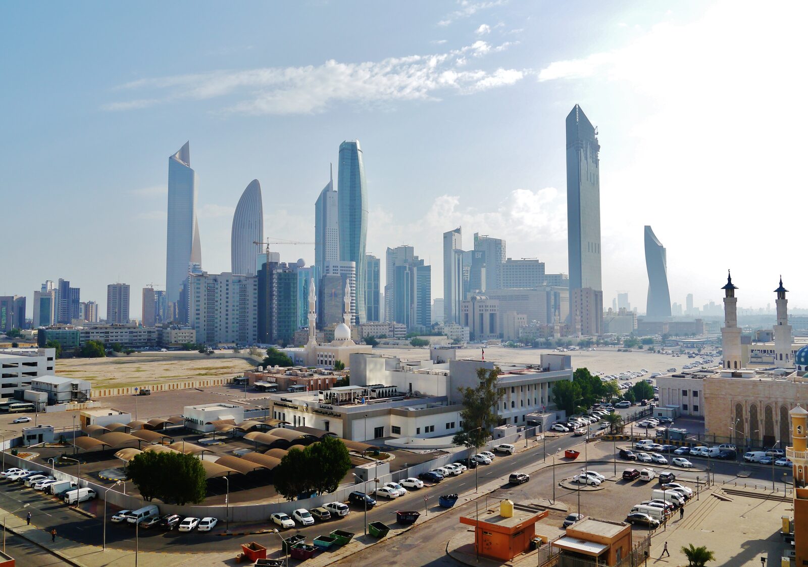 أفق مدينة الكويت نهاراً حيث تتركز مستشفيات وزارة الصحة التي يعمل فيها 21,796 ممرضاً وقابلة تقريباً