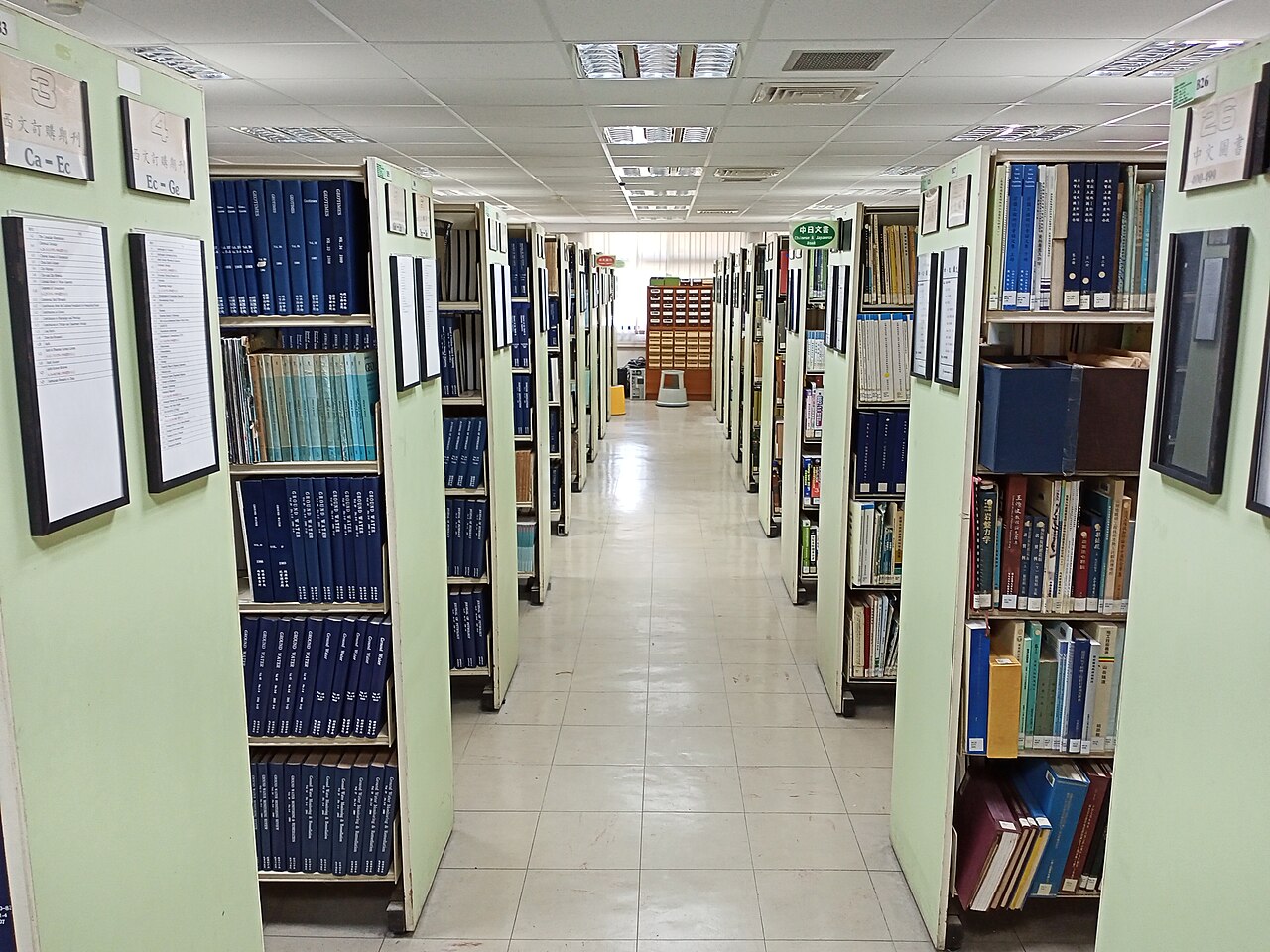 رفوف مكتبة تحتوي مجلات علمية