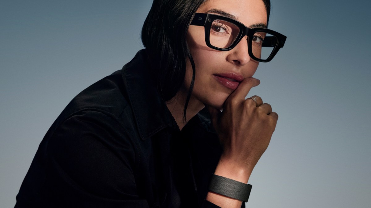صورة رسمية من Meta لنظارة Ray-Ban Display ذات الشاشة مع ميزات التنقل والهولوجرام الجديدة