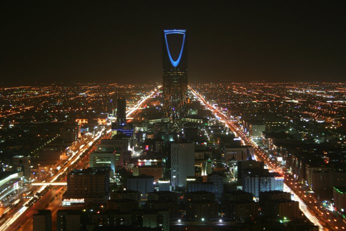 Kingdom Tower in Riyadh illuminated at night