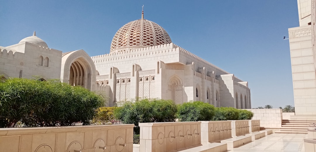 رؤية عمان 2040 تدفع إصلاحاً مالياً شاملاً جامع السلطان قابوس الأكبر في مسقط رمز التحول العماني