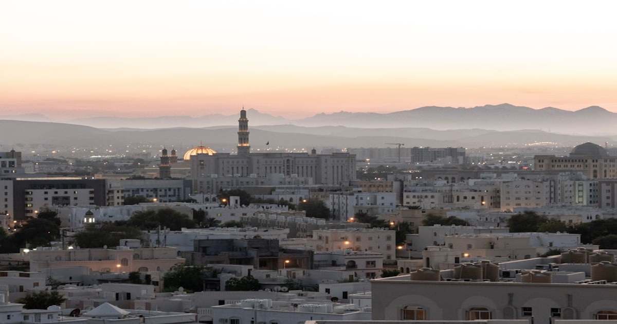 ضريبة الدخل في عُمان 2028: من يدفع وكم؟