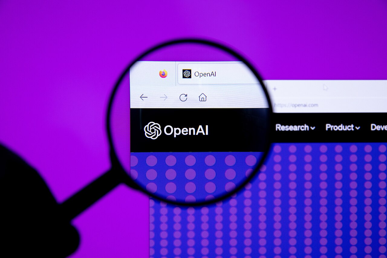 شعار شركة OpenAI مصوَّر في الواقع