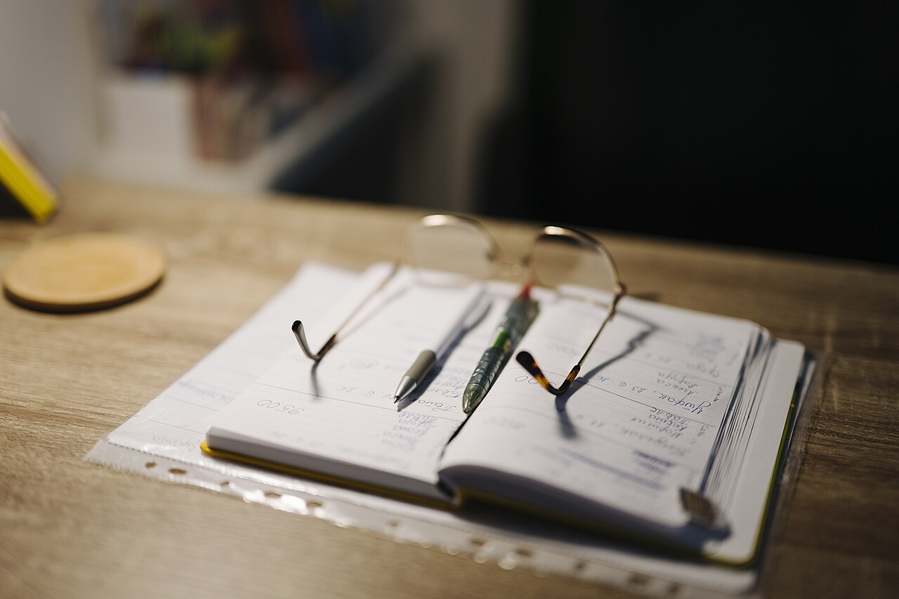 CV احترافي بالعربي والإنجليزي: نموذجان جاهزان وقائمة ATS