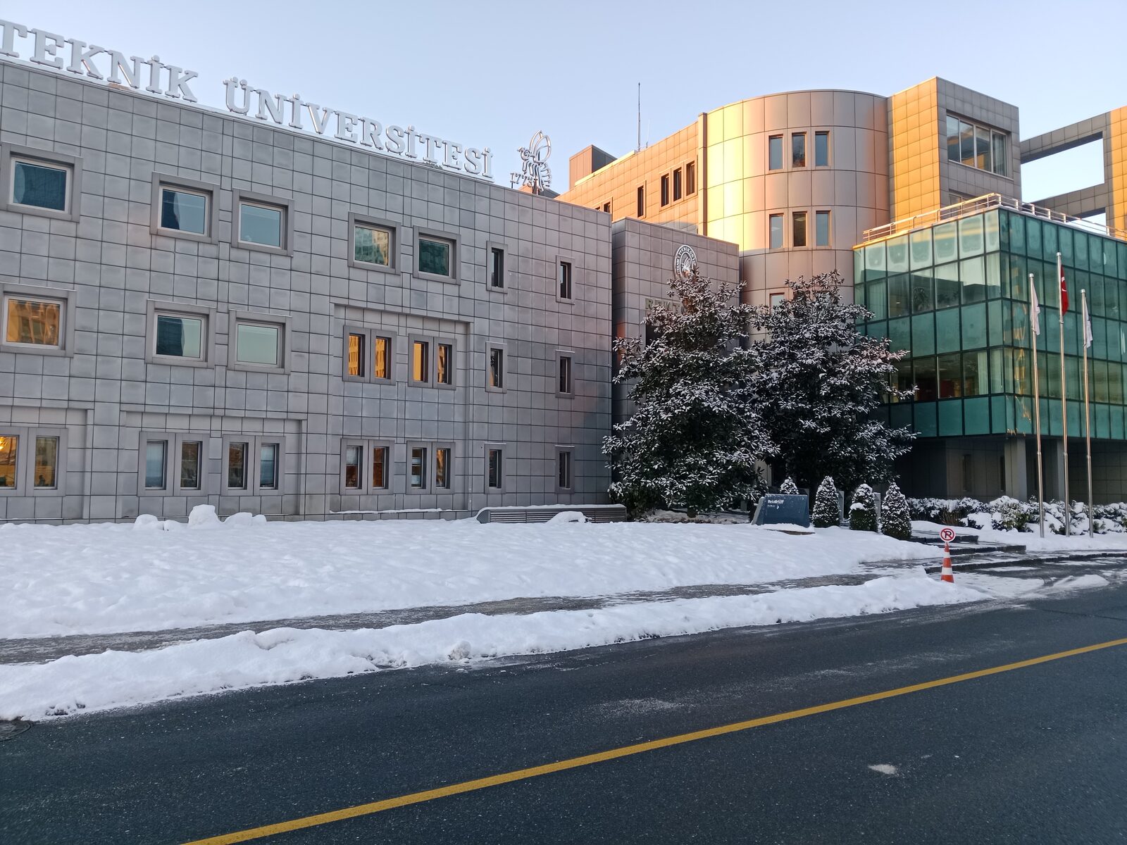 مبنى رئاسة جامعة إسطنبول التقنية، واحدة من الجامعات الحكومية التركية الكبرى التي تستقبل طلبة المنحة
