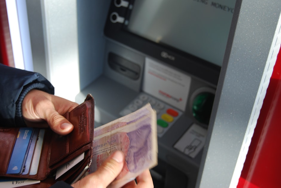 رسوم السحب من ATM أثناء السفر 2026: كيف تتجنب DCC وعمولات البنوك؟