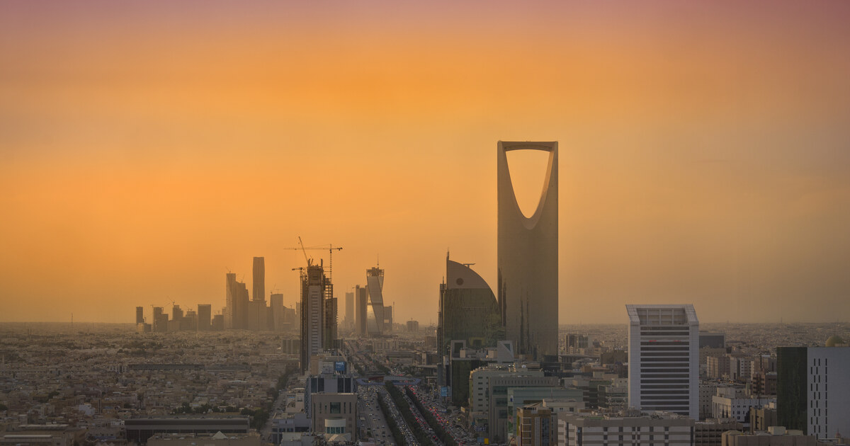 تأشيرة زيارة عمل السعودية 2026: الشروط والرسوم وقاعدة الـ30 يوماً الجديدة