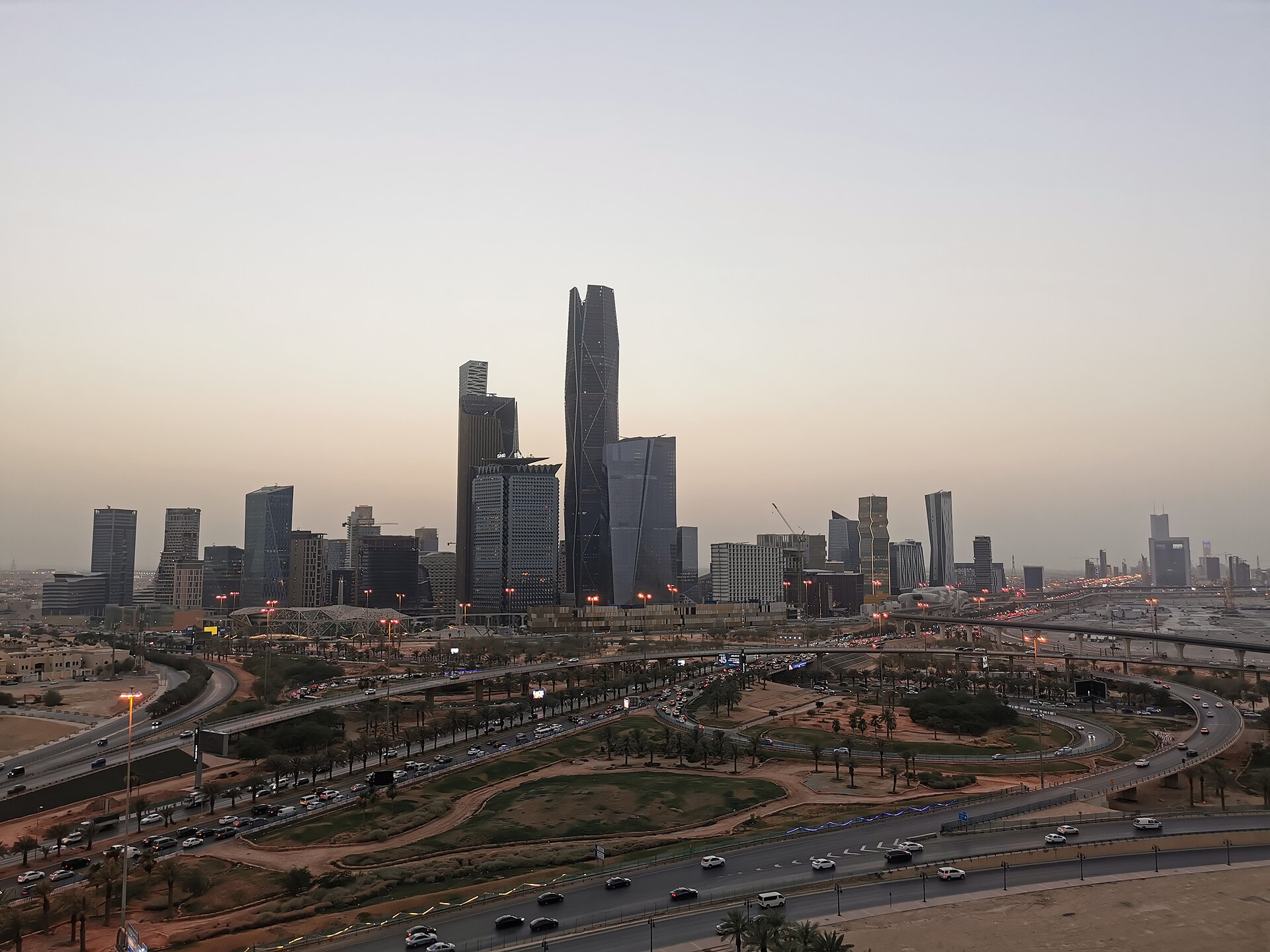 حي الملك عبدالله المالي في الرياض — مكان عمل مئات الآلاف من المقيمين الذين يسافرون كل عام بتأشيرة خروج وعودة