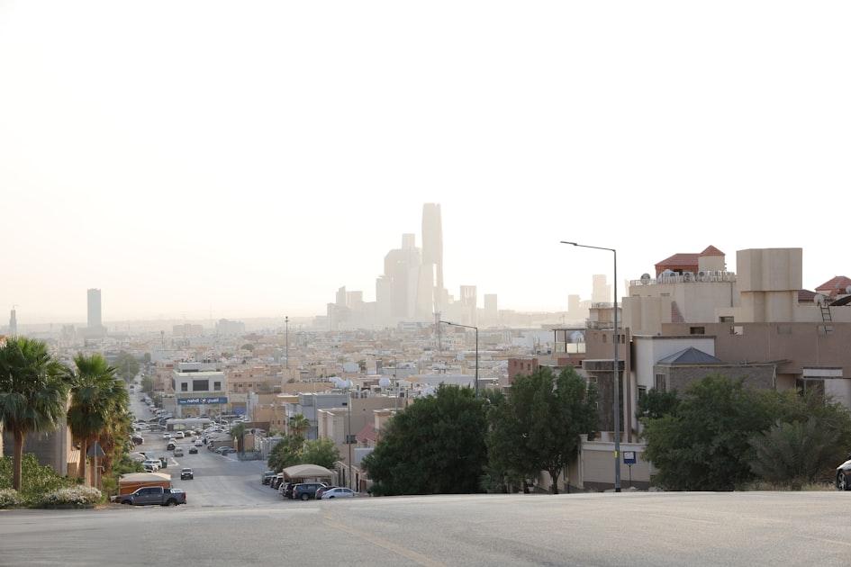 تملك الأجانب للعقار في السعودية 2026: المناطق والرسوم