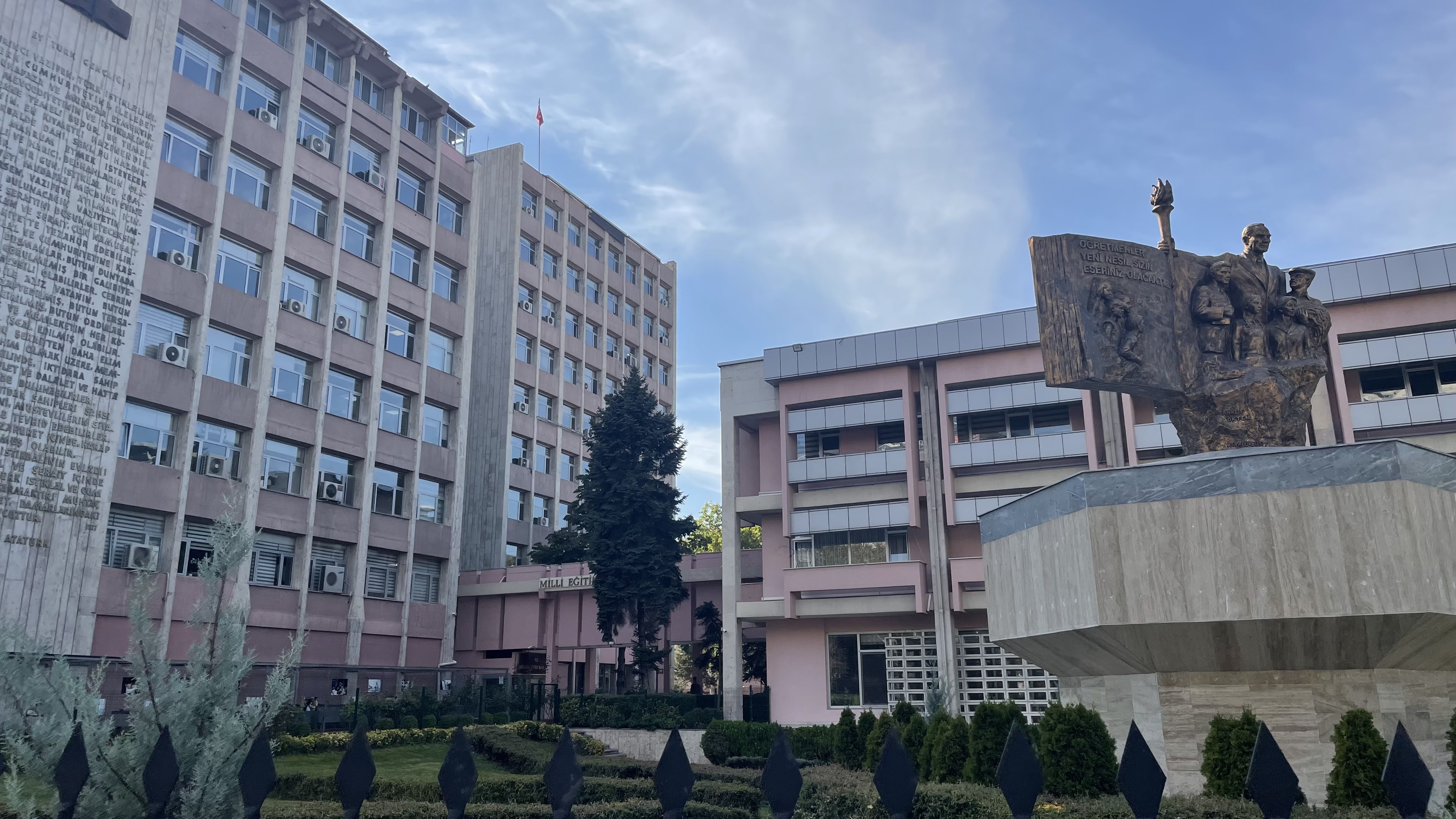 مبنى وزارة التربية الوطنية التركية في أنقرة حيث تُدار معادلة الشهادات المدرسية