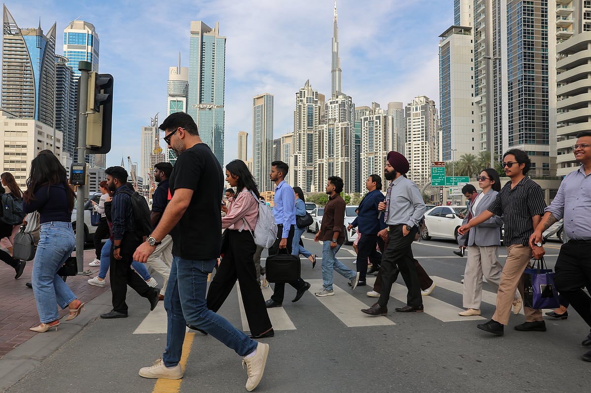 زحمة عمل في مكتب إماراتي خلال يوم وظيفي مزدحم