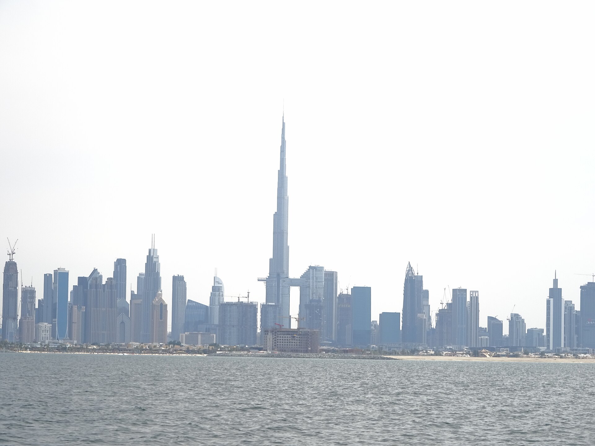 إقامة العمل عن بعد في الإمارات 2026: الشروط والرسوم وخطوات التقديم عبر الهوية الرقمية