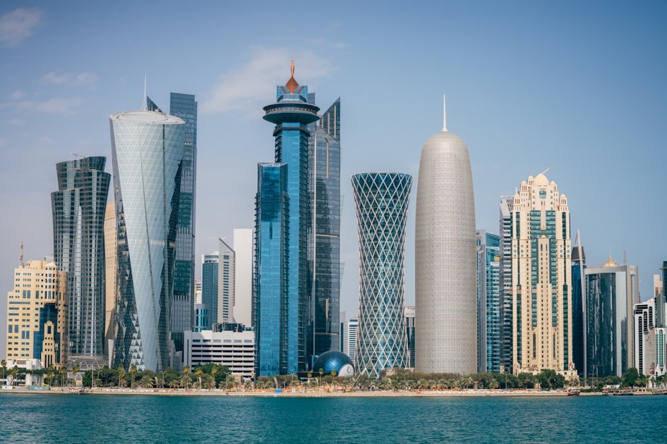 وظائف قطر 2026 للأجانب: الراتب، التأشيرة، وأفضل القطاعات الواعدة