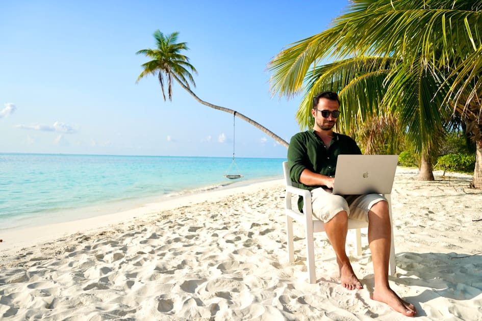 أفضل أدوات Digital Nomad 2026: VPN + eSIM + كورسات + خصوصية