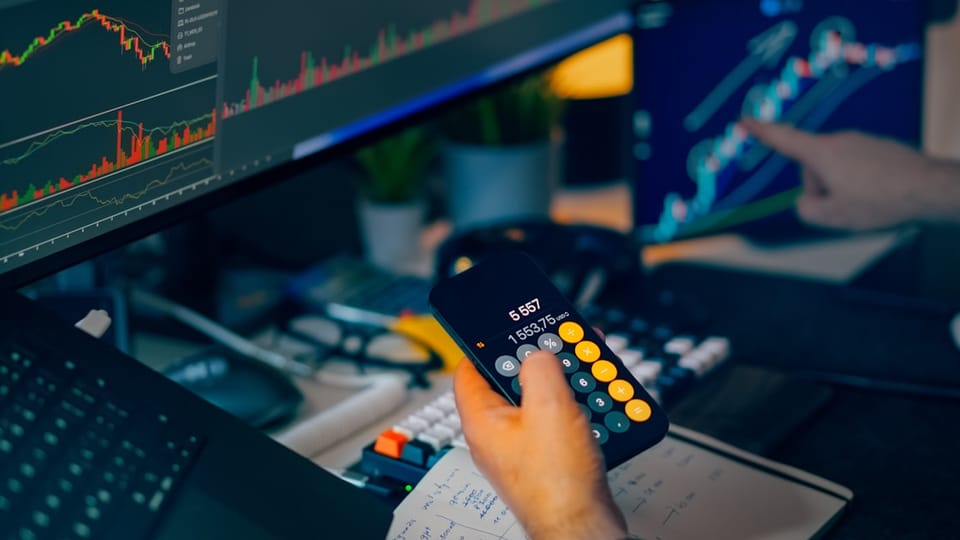 حاسبة الراتب الحقيقي في الخليج 2026: الدخل الصافي، الادخار، والمصاريف الخفية