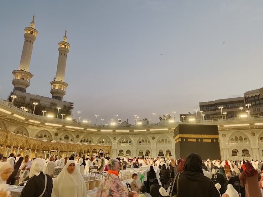 كيف تحجز رحلة عمرة 2026 — دليل شامل (تذكرة + فندق + تأشيرة + Nusuk)