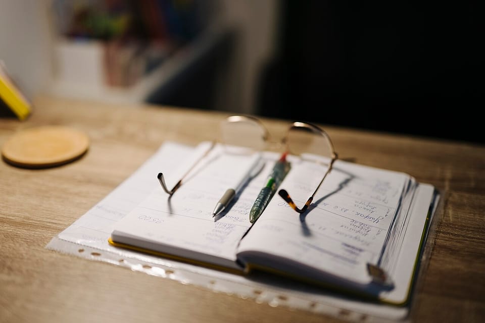 CV احترافي بالعربي والإنجليزي: نموذجان جاهزان وقائمة ATS