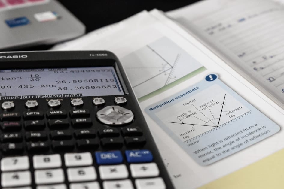 تحويل CGPA إلى GPA 4.0 و5.0 في 2026: طريقة الحساب، الجداول، وأخطاء التقديم