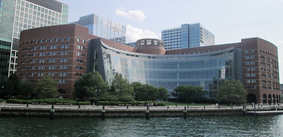 قاضٍ فيدرالي يجمّد سقف الأربع سنوات لتأشيرة الدراسة في أمريكا — قبل نفاذها بيوم واحد