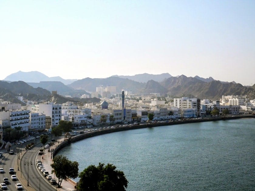 وظائف مسقط وعُمان 2026: المدارس، الفنادق، المحاسبة، والرواتب المتوقعة للوافدين
