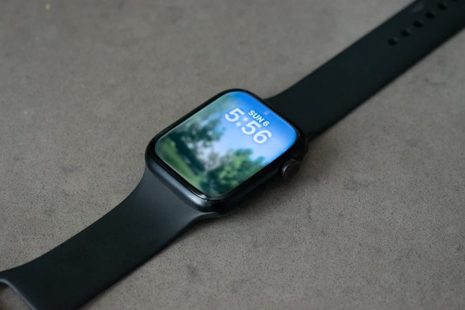 Whoop 5.0 vs Fitbit Air 2026: Full Comparison (Screenless, No Subscription)